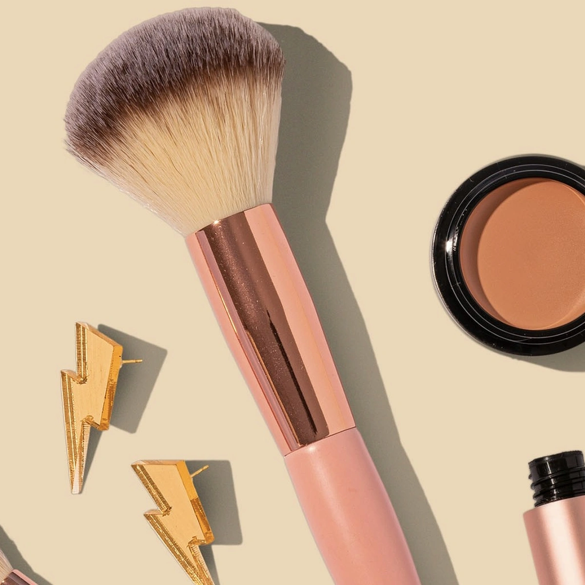 Header - make-up - beauty - creme - foundation - kwast - Unsplash