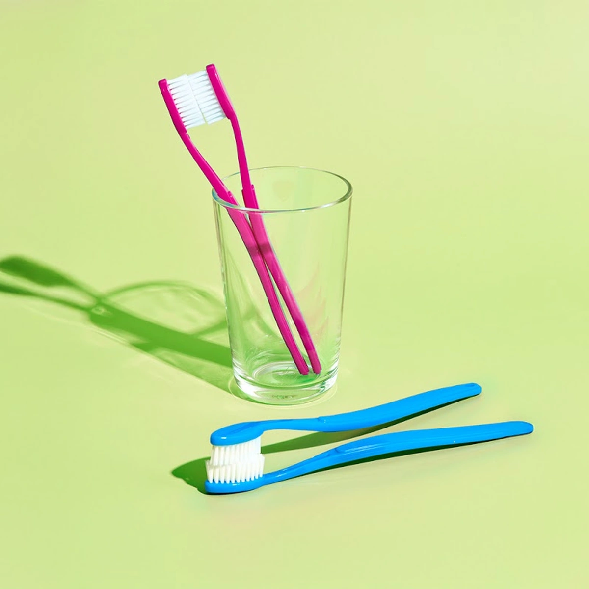 Editie 03 - Stills - Liefde & Seks - Groen - tandenborstel - biseksuele - fotografie Tom ten Seldam - Styling Cheri van Rijn header