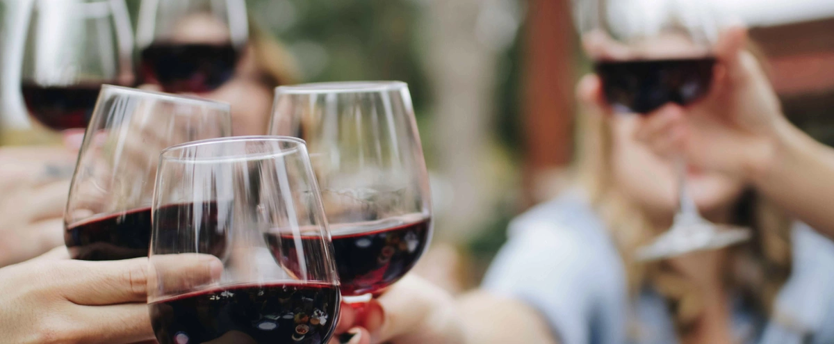 Header - rode wijn - proosten - glas - glazen - alcohol - Unsplash