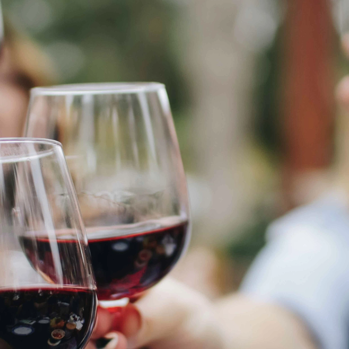 Header - rode wijn - proosten - glas - glazen - alcohol - Unsplash