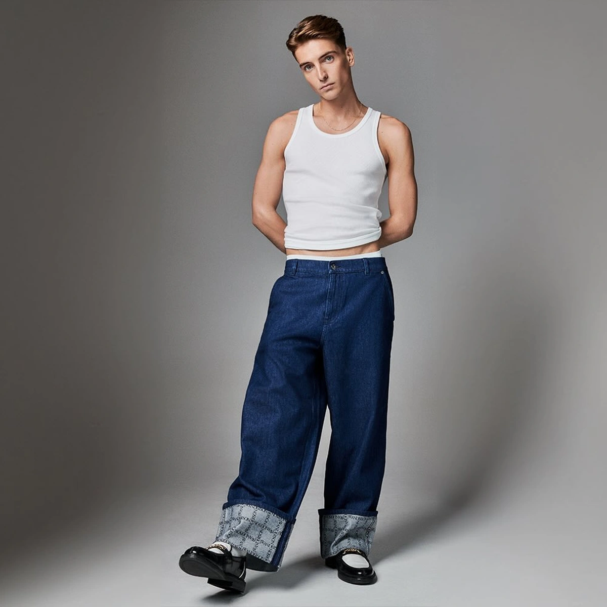 2023 - 10 - Header - Groot interview - Robbert -Interview Ismay Gijsen - Fotografie Kwadwo Amfo - Styling Valerie Ntantu - Haar en make-up Marc Sew Atjon-03