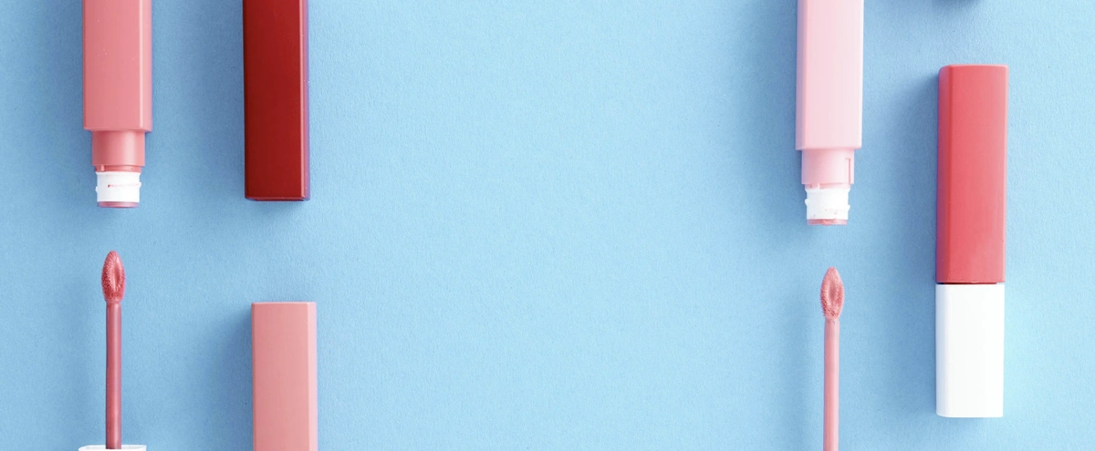 lipstick blauwe achtergrond header