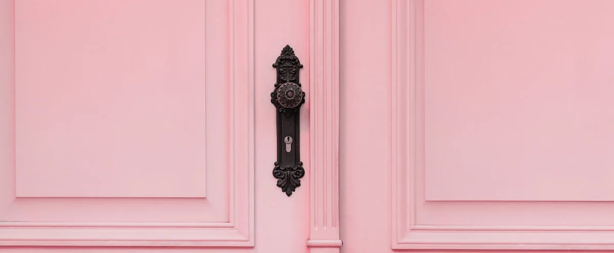 header - advertorial ring - roze - deur - unsplash