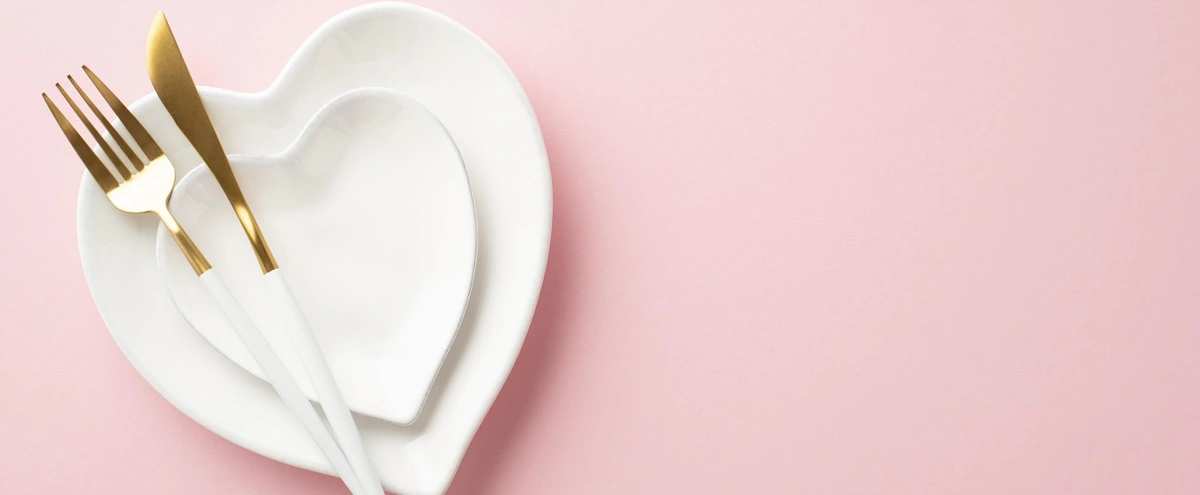 Header - valentijn - bord - date - eten - bestek - hart - liefde - shutterstock
