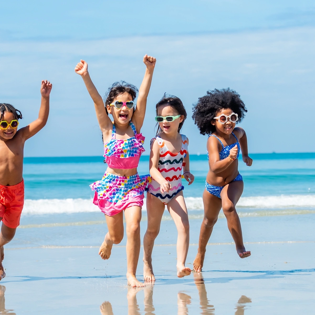 Header - kinderen - vakantie - Shutterstock - vrienden - vriendjes maken - strand - zee - rennen - zonnebril