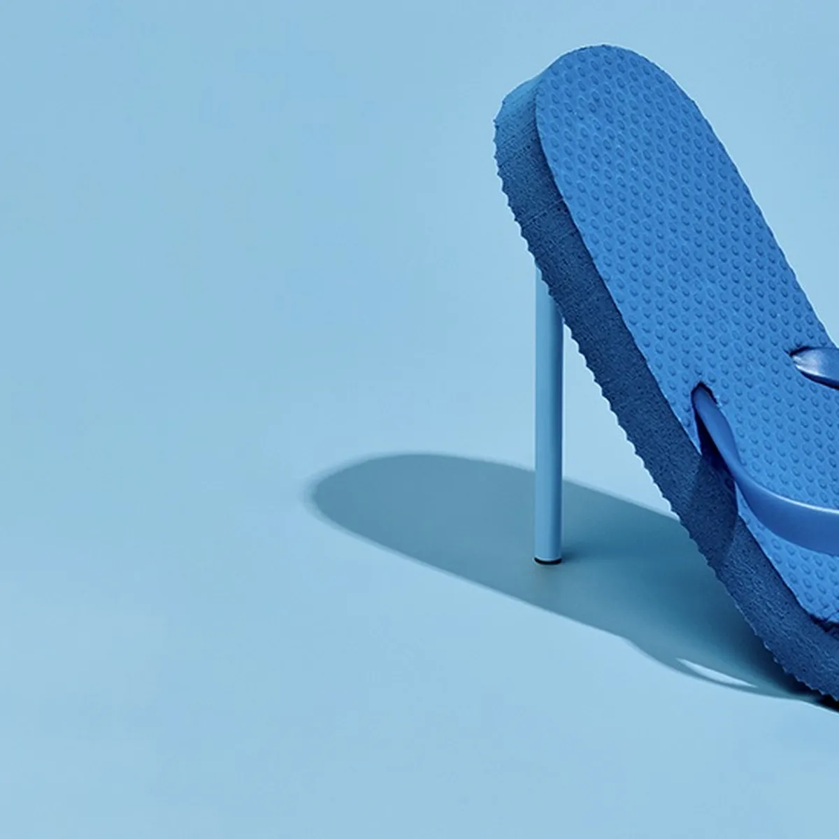 Een blauwe teenslipper met hak eronder