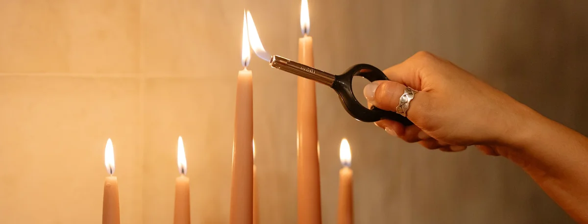 Header/hero - kaarsen - vuur - aansteken - aansteker - vlam - huis - hand - Pexels