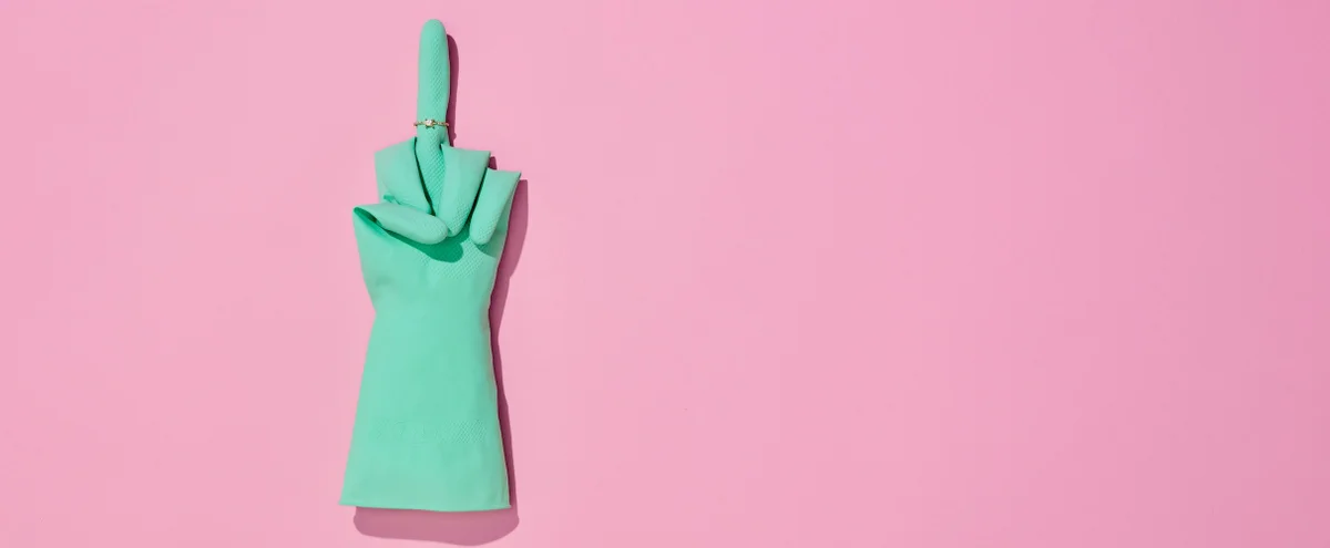 Header + hero - Tom ten Seldam - boos - fuck you - middelvinger - handschoen - ring - huishouden - huishoudhandschoen