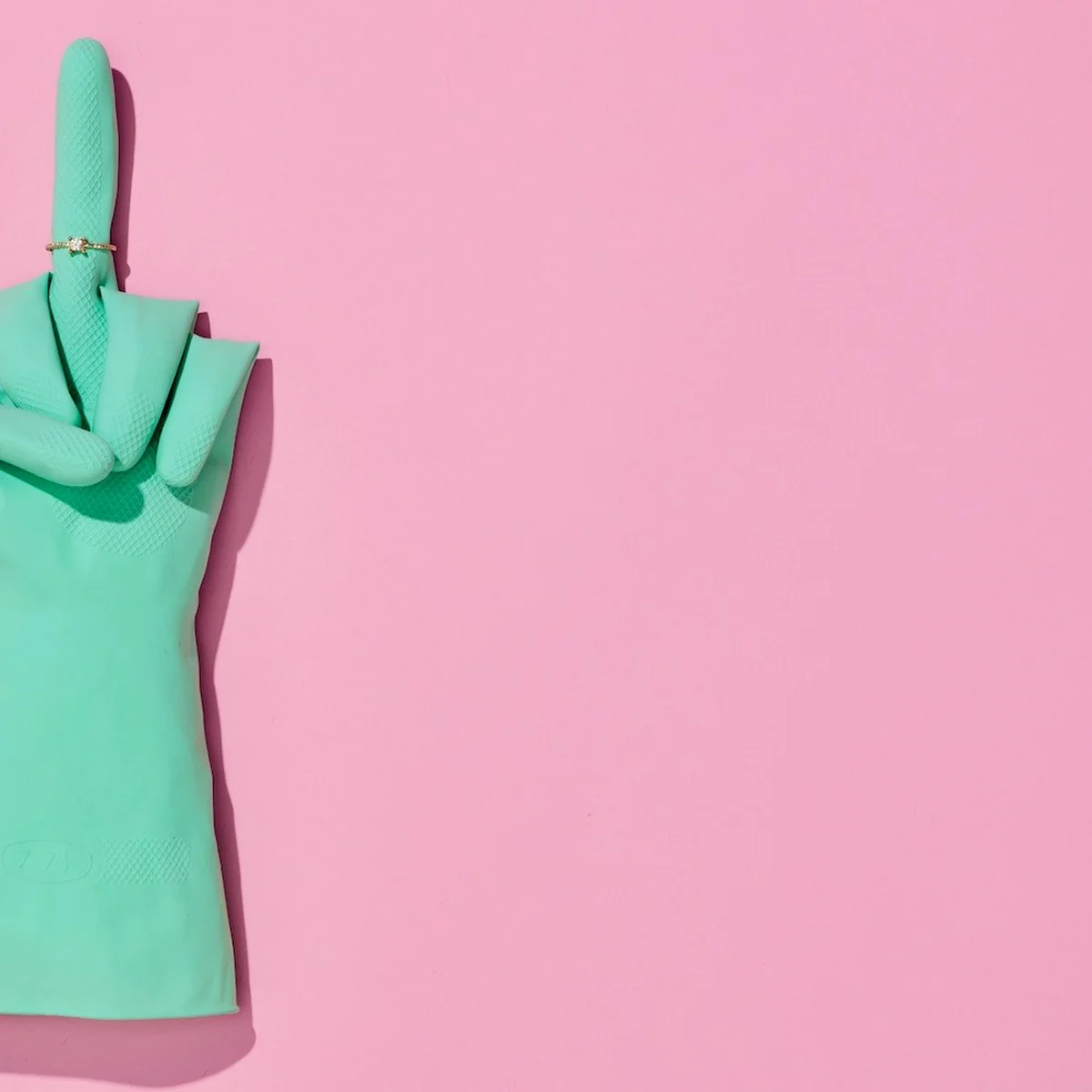 Header + hero - Tom ten Seldam - boos - fuck you - middelvinger - handschoen - ring - huishouden - huishoudhandschoen