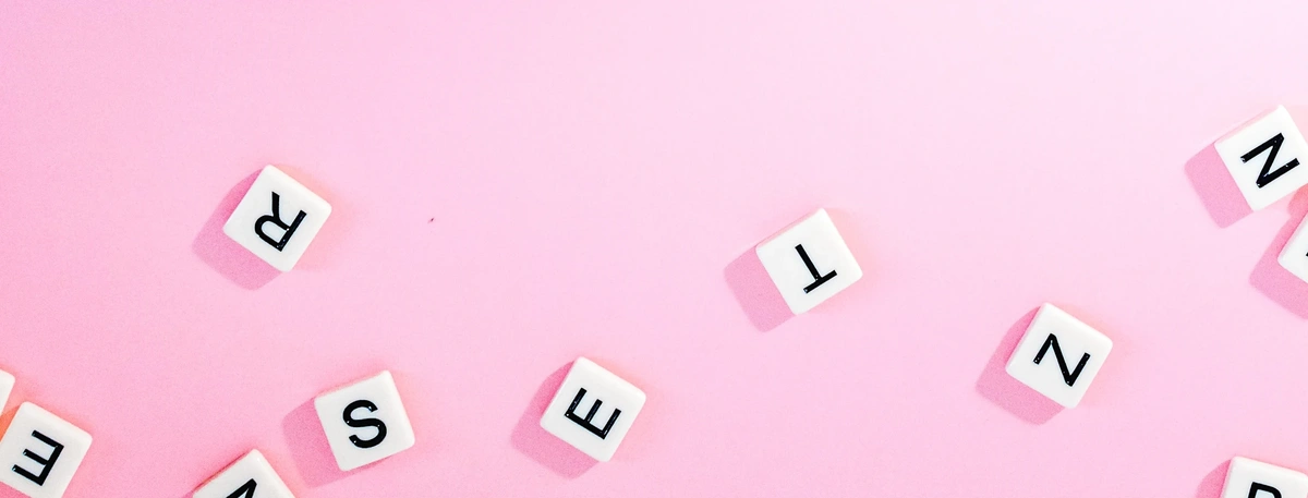 Header - woorden - letters - roze - unsplash