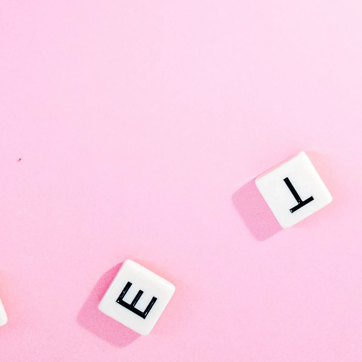 Header - woorden - letters - roze - unsplash