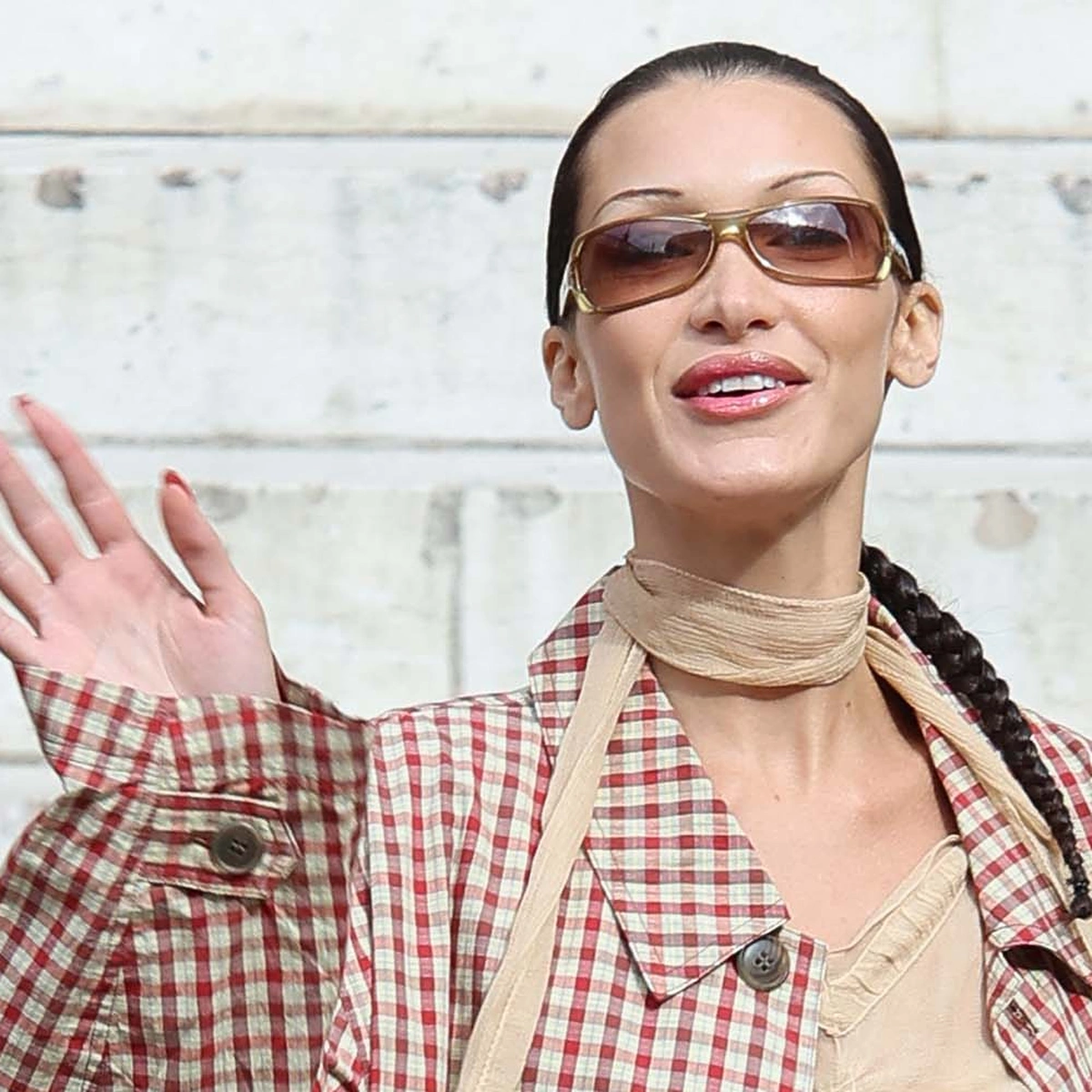 header - bella hadid - eyeliner - zonnebril - bruno press