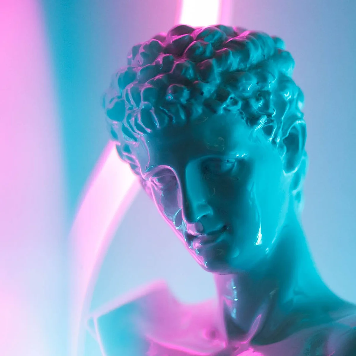 header - blauw - standbeeld - licht - wolfart pexels