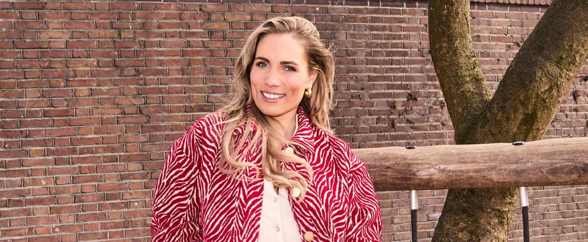 04 BS 2025 Portrettenserie - Tess Evenboer - moeders in de maquillage - fotografie Julie Vielvoije