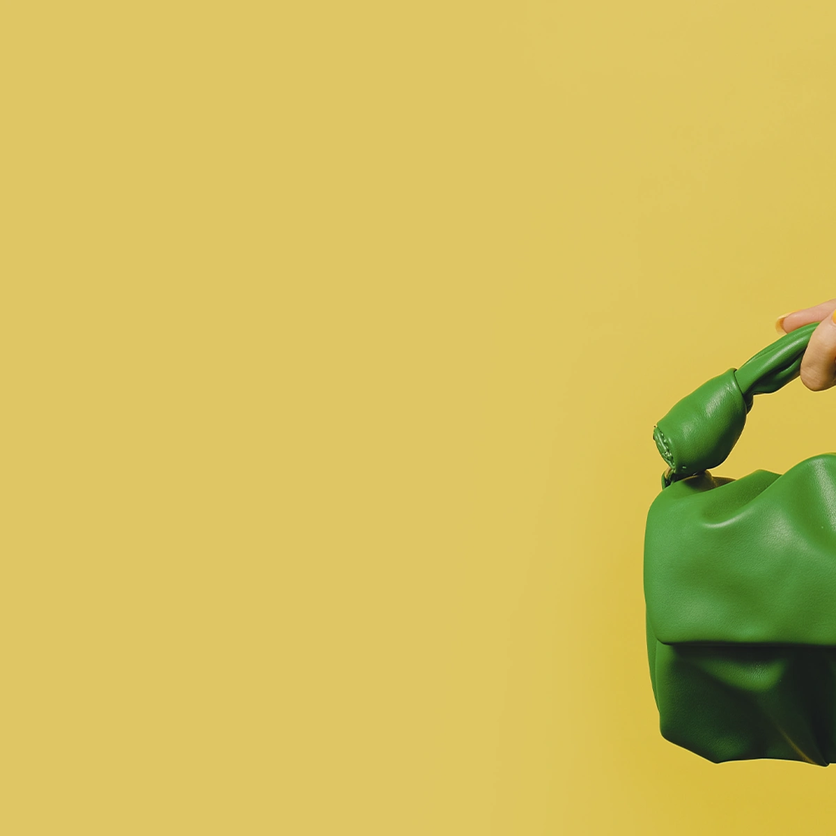 hero groene tas - geel - hand - pexelsanna-shvets