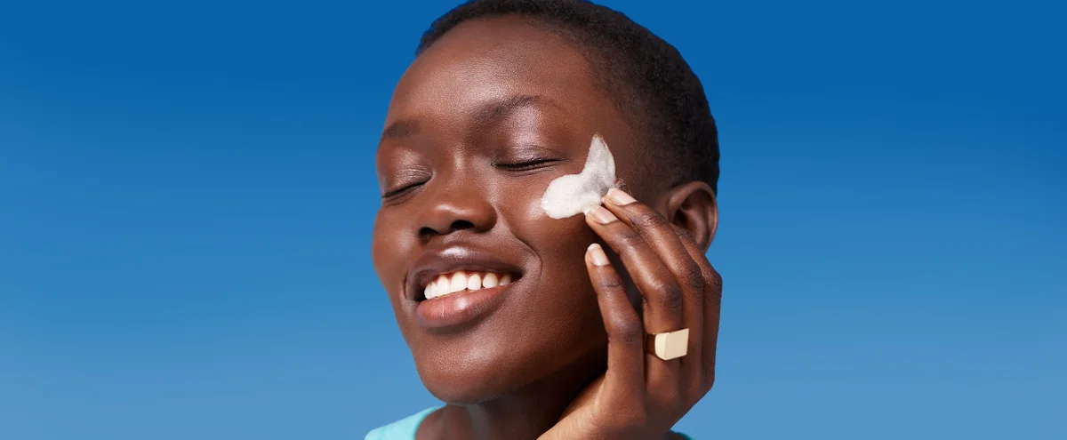 header - dermalogica - model - skincare - blauw - smeren