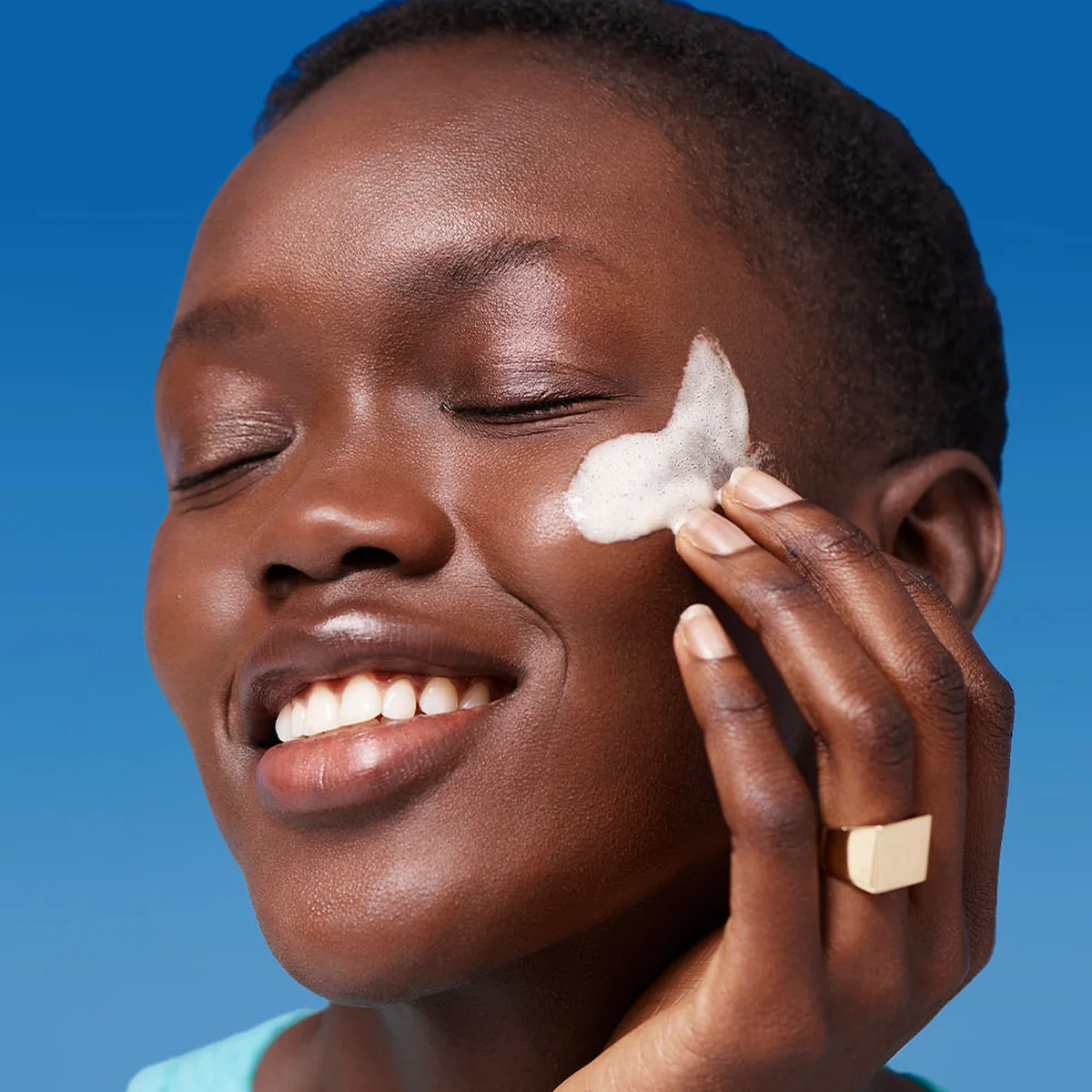 header - dermalogica - model - skincare - blauw - smeren