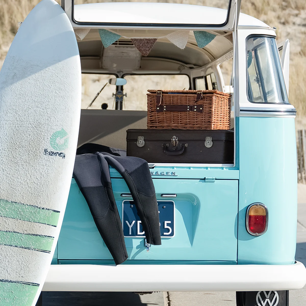 Header - Stayokay - busje - surfplank - strand