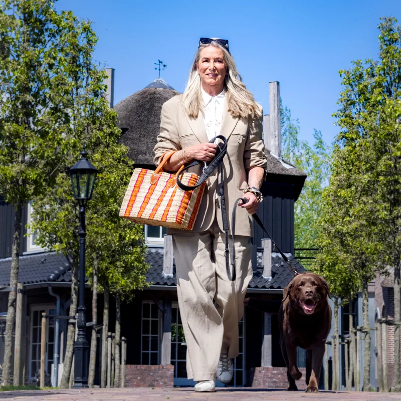 Adriennes labrador gaat naar een hondenresort: 'Ik boek altijd de ruime comfort room met zachte kussens'