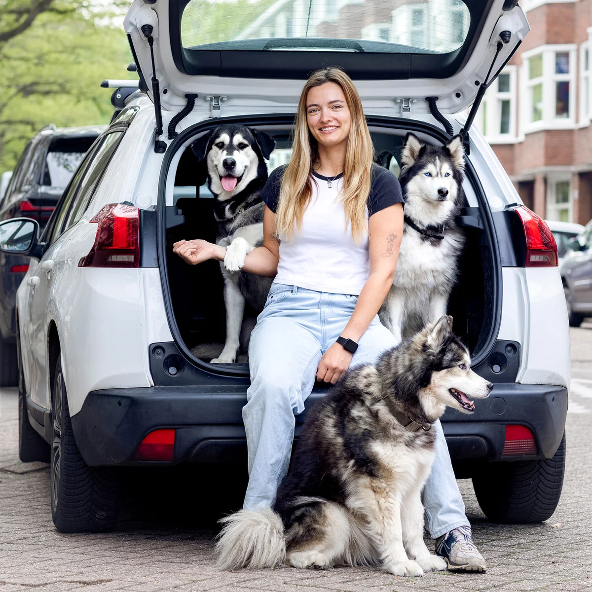 Demi reist altijd met haar drie husky's: 'Dunya is al in tien landen geweest'