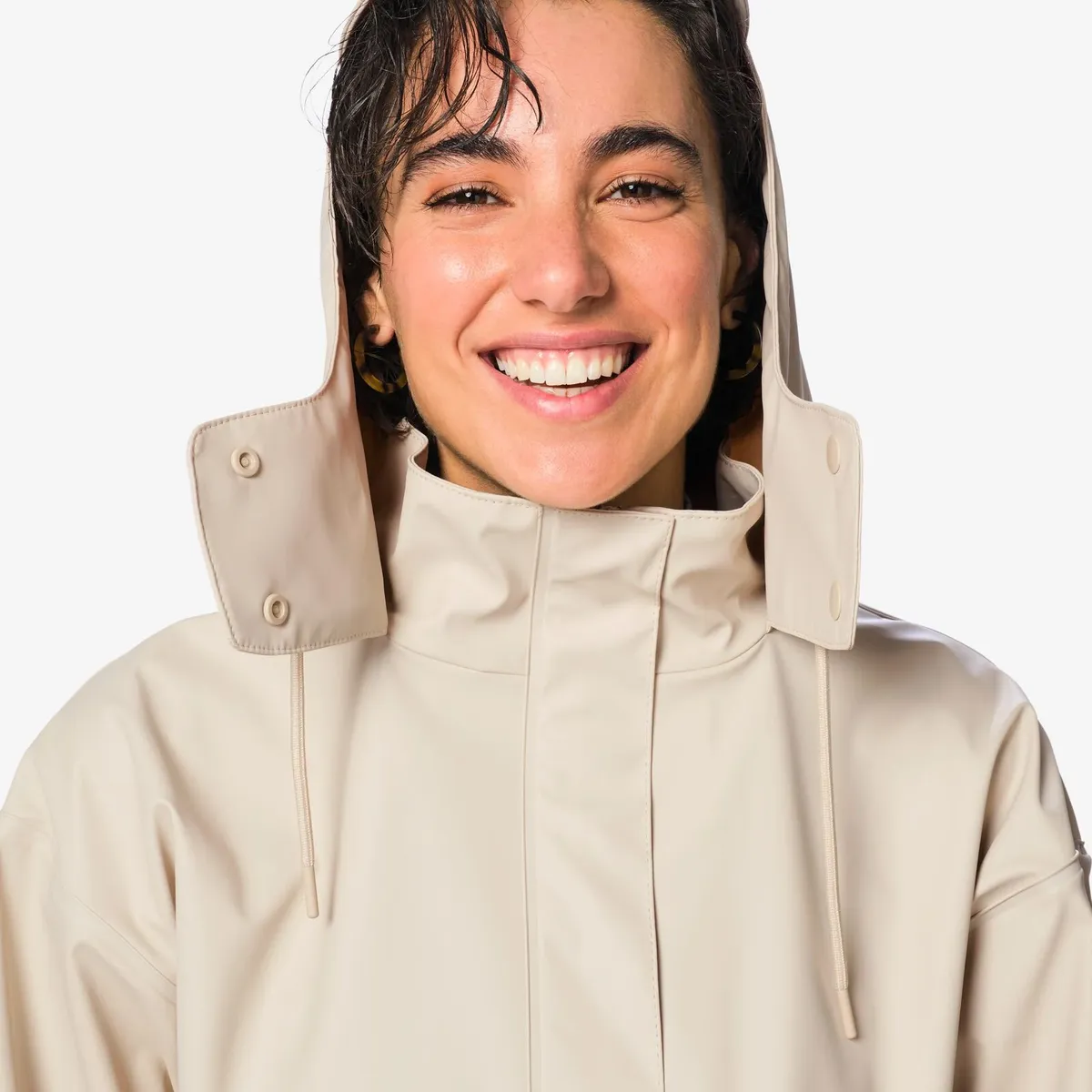 Deze Hema-trenchcoat is precies wat we al jaren zoeken: praktisch én stijlvol 