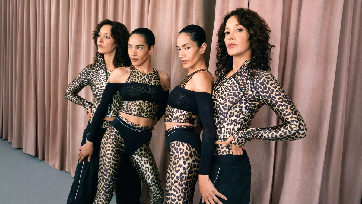 Vliegt de winkels uit: Ganni en Lululemon lanceren collectie vol panterprint