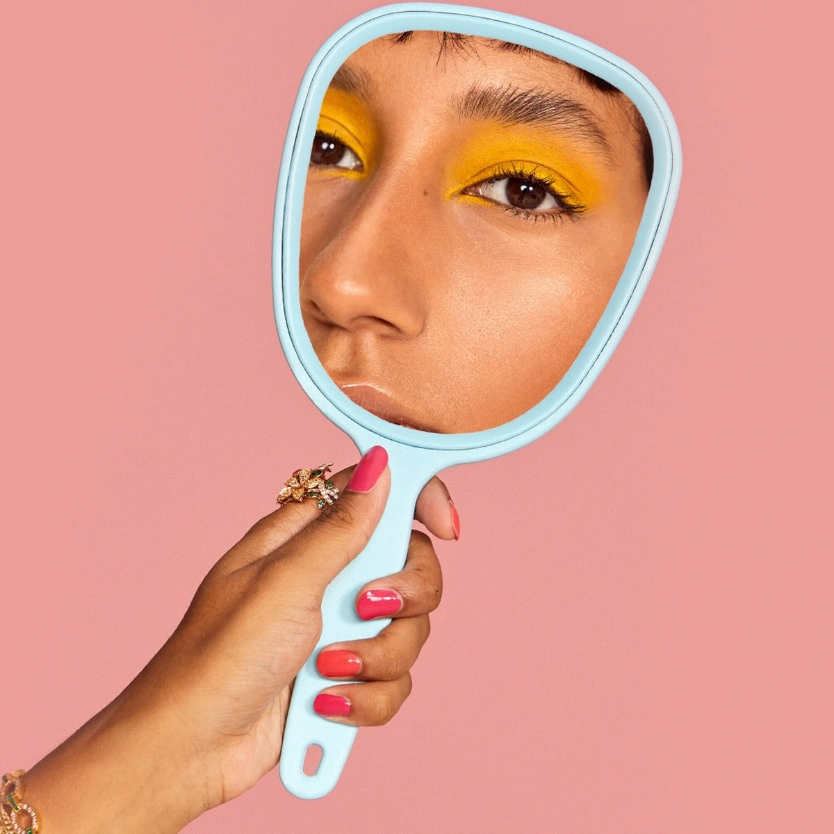 header - kruitvat - spiegeltje - roze - oogschaduw - make-up  - myrthe giesbers