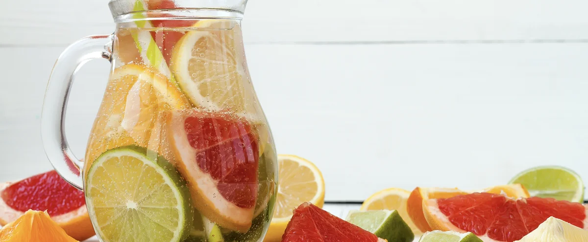 header - witte sangria - fruit - cocktail - alcohol - shutterstock