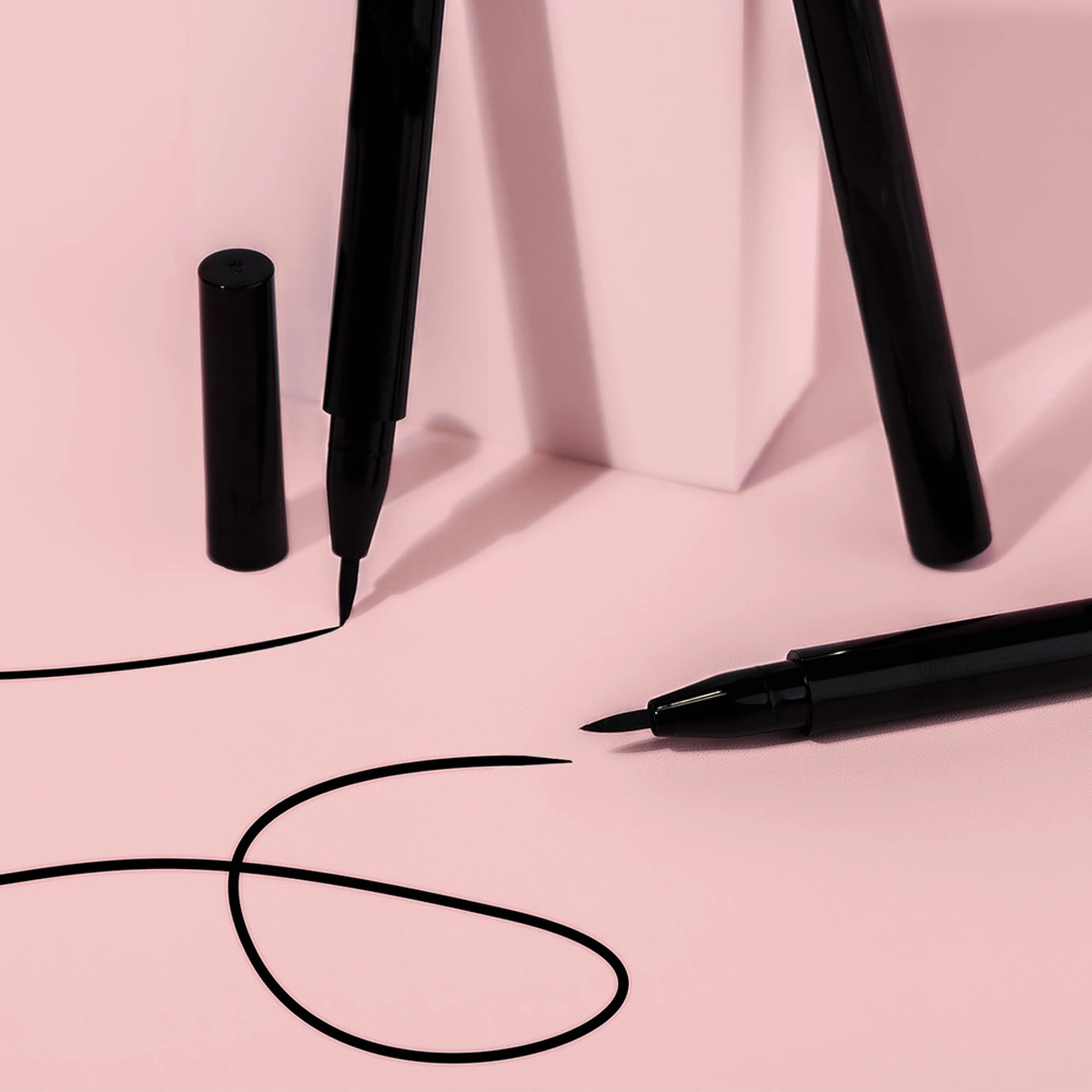 header - eyeliner - makeup - beauty - roze - liner - unsplash
