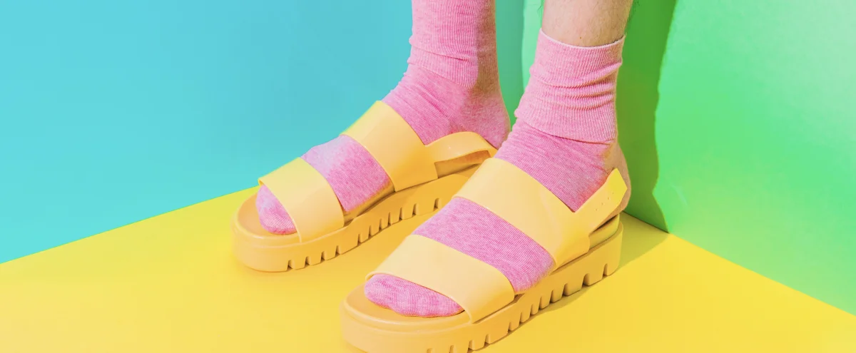 Header - sandalen - sokken - Shutterstock