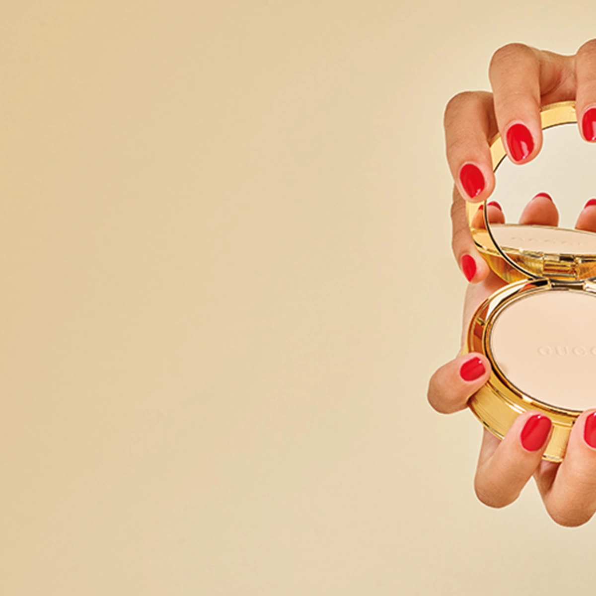 hero - rode nagellak - spiegeltje - handen - rood - kleur - tom ten seldam