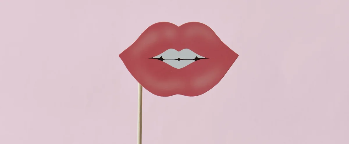 Header - lippen - lip - lipstick - lippenstift - rood - tanden - mond - roze - zoenen - kus - pexels