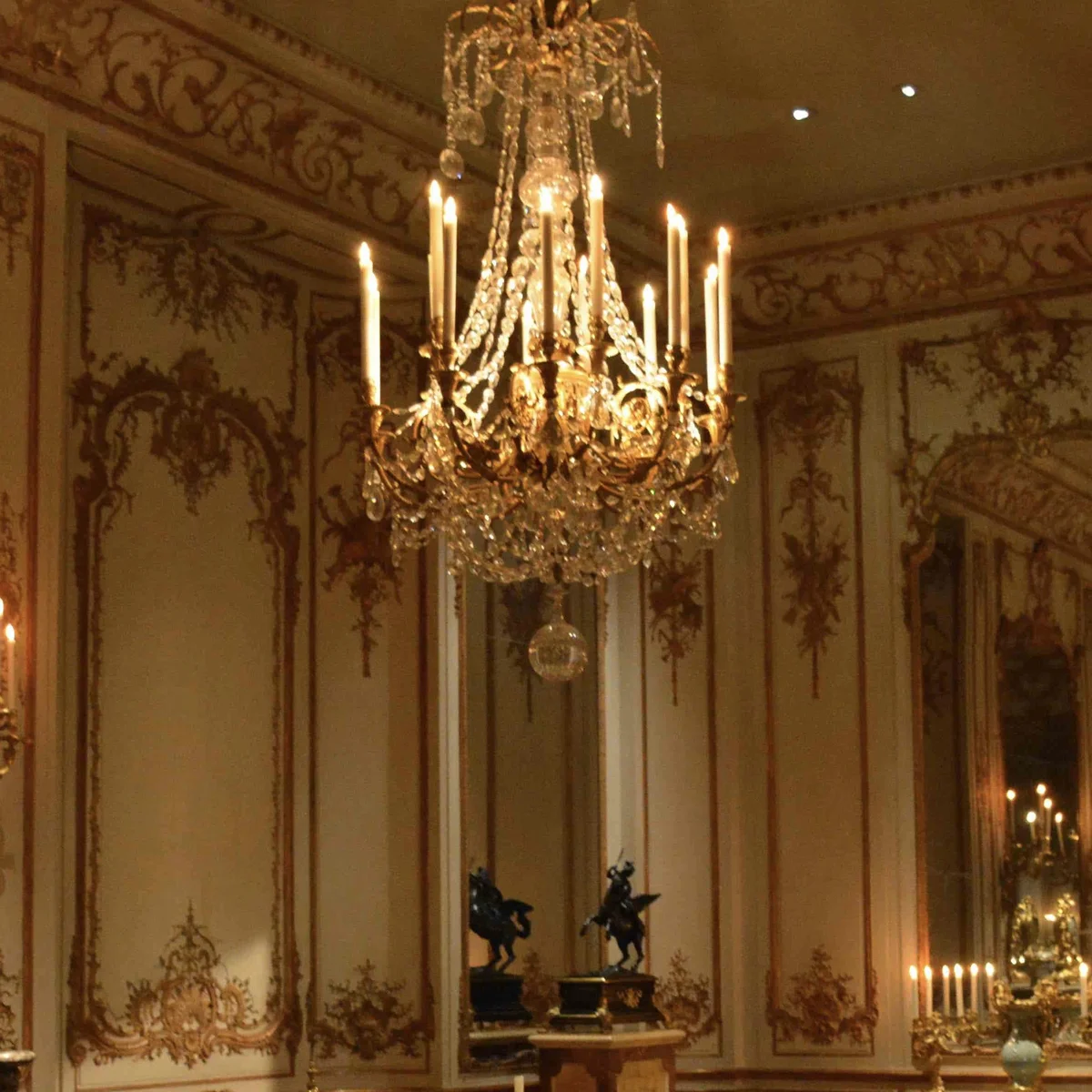 Header - kroonluchter - chic - sjiek - balzaal - kaars - kasteel - Pexels