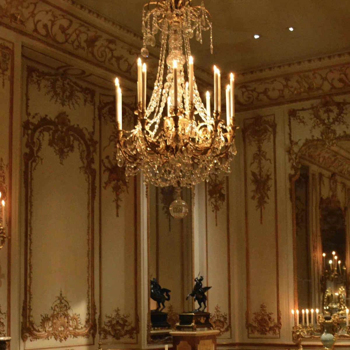 Header - kroonluchter - chic - sjiek - balzaal - kaars - kasteel - Pexels