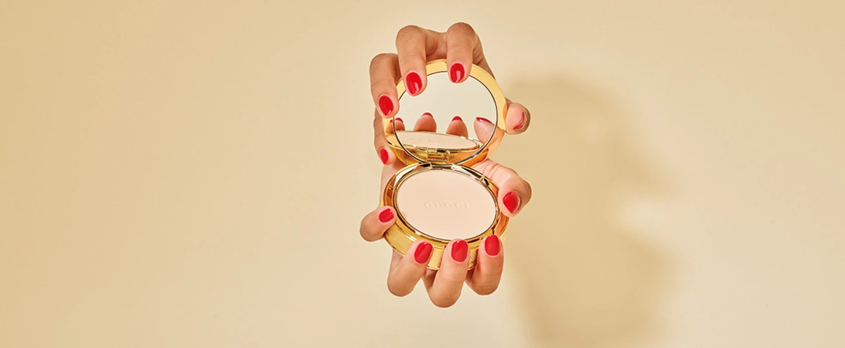 header - rode nagellak - spiegeltje - handen - rood - kleur - tom ten seldam