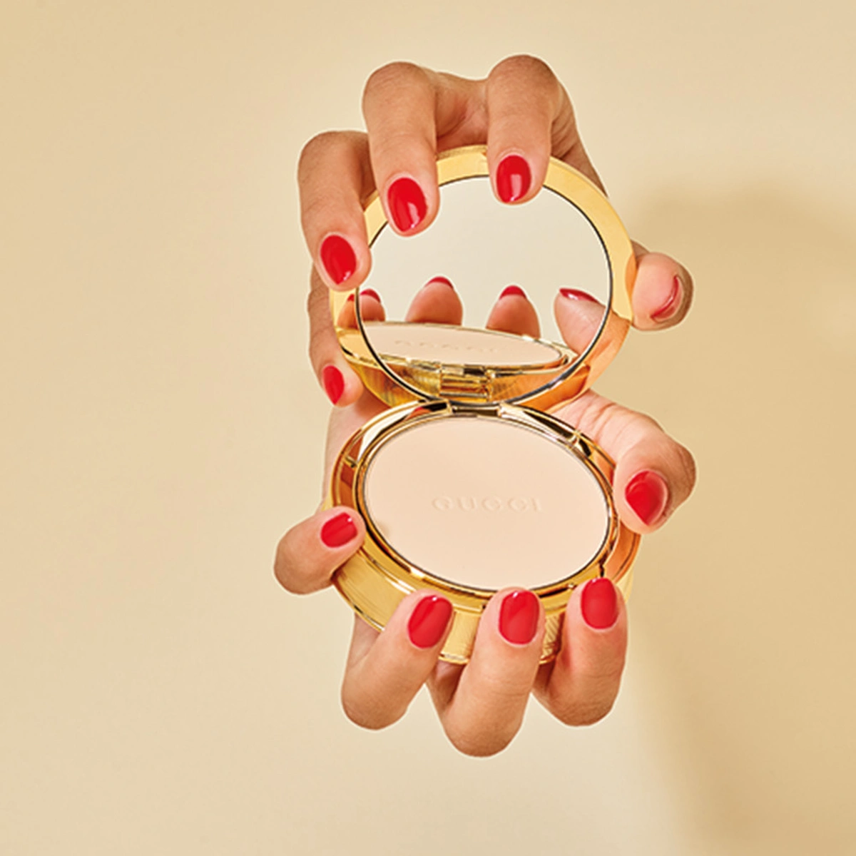 header - rode nagellak - spiegeltje - handen - rood - kleur - tom ten seldam