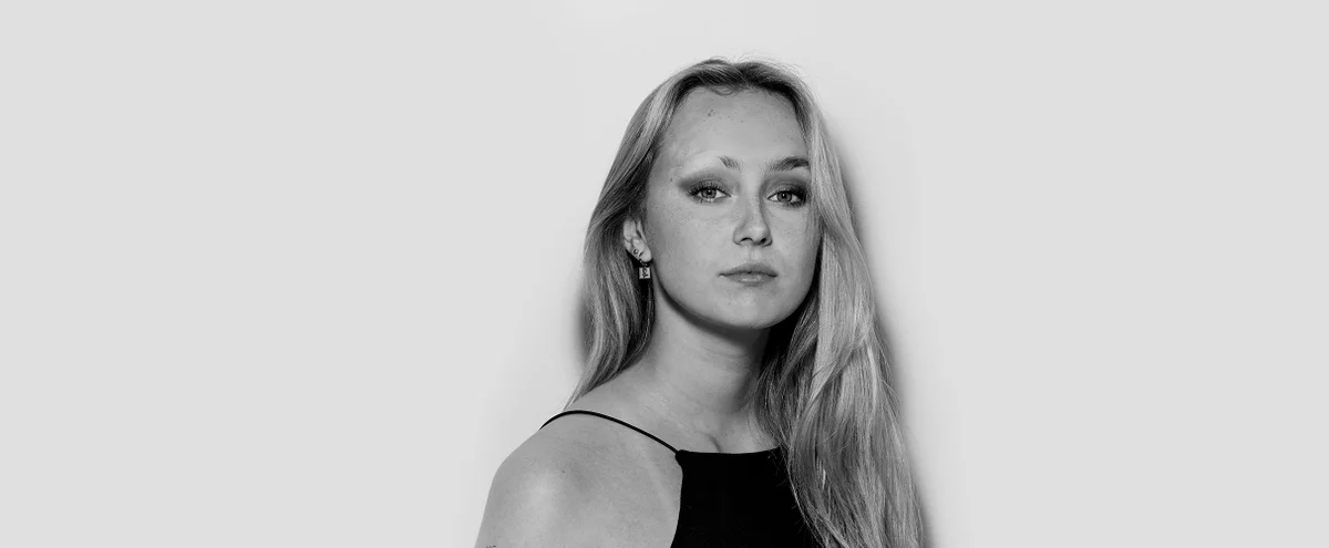Header - Hannah - Maartje - wenkbrauw - zwart wit