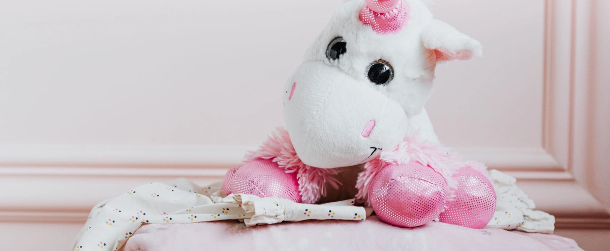 hero - knuffel - pyjama - roze - bed