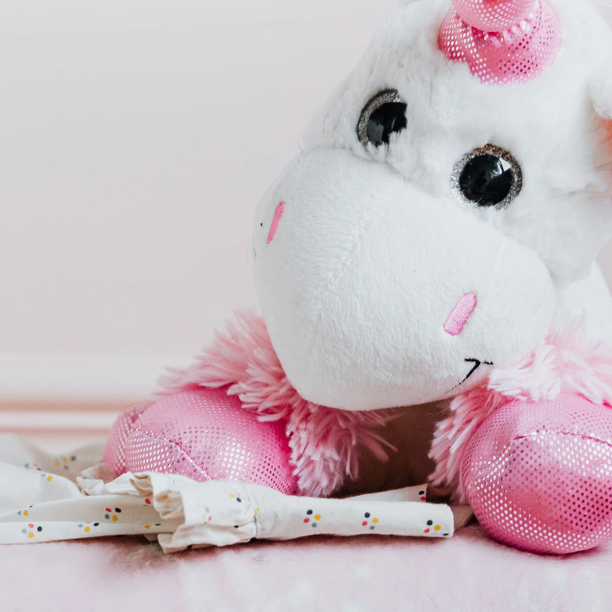 hero - knuffel - pyjama - roze - bed