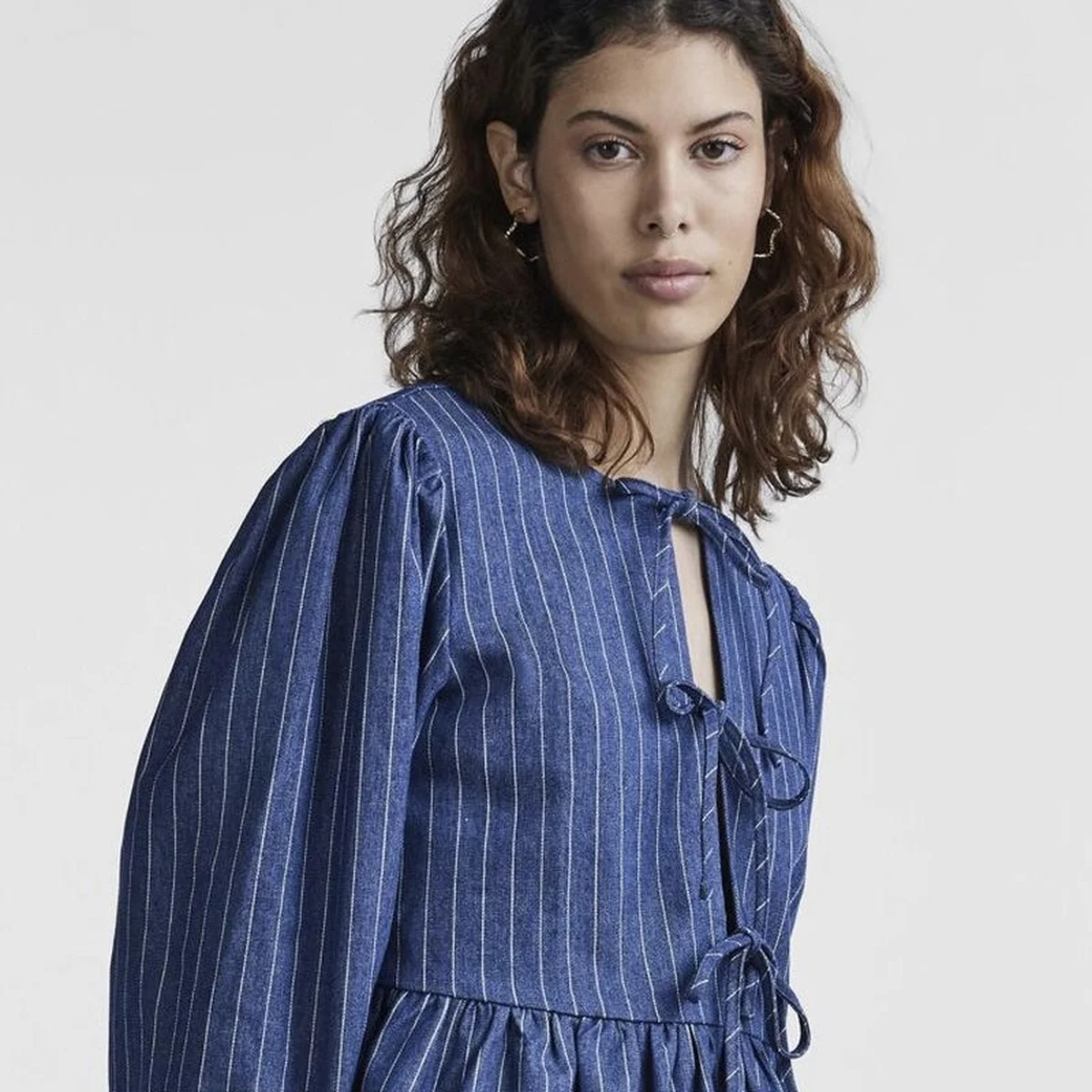Header - Pieces - set - kleding - vliegt de winkels uit