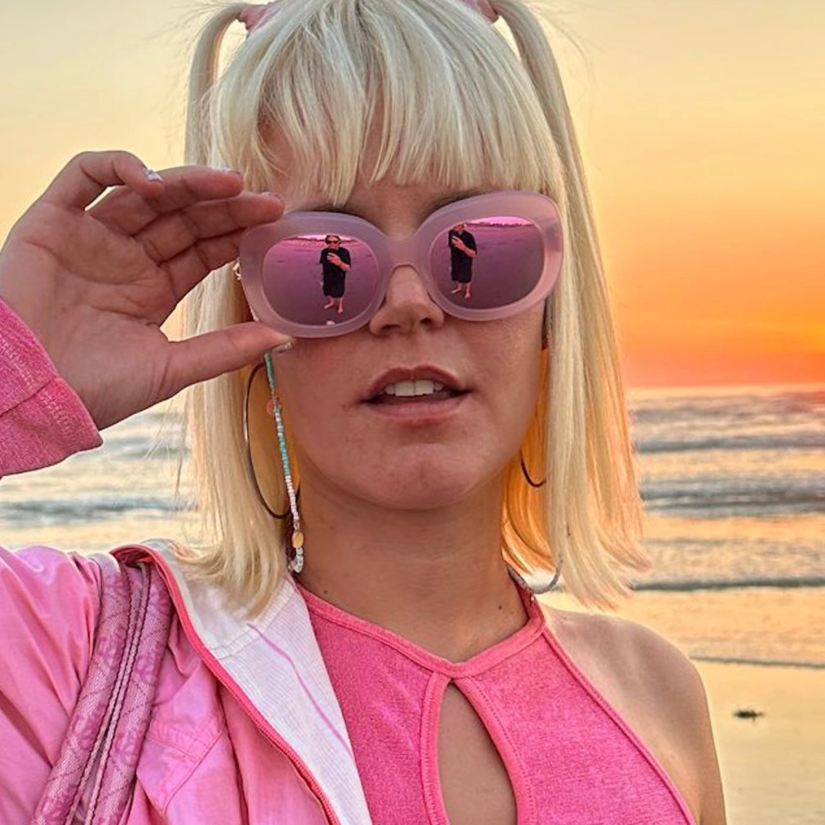 Header - online real life - roze meisje - Cécile Loreen - colorplease - barbiecore