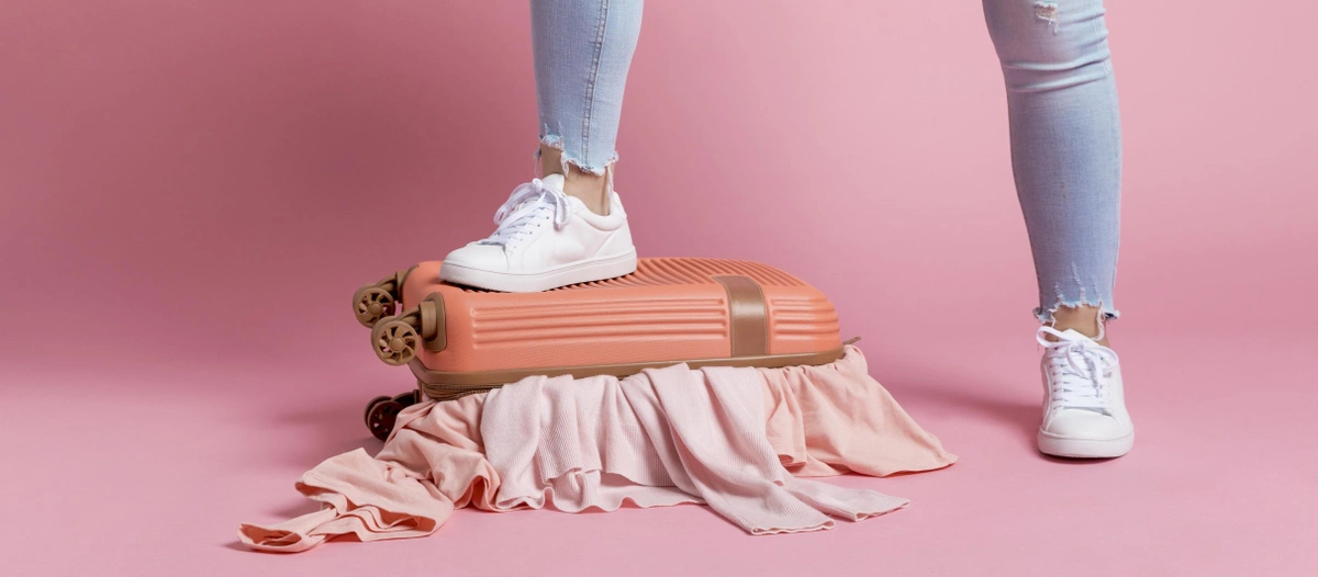 Koffer - inpakken - proppen - vakantie - ruimte - schoenen - bagage - header Freepik