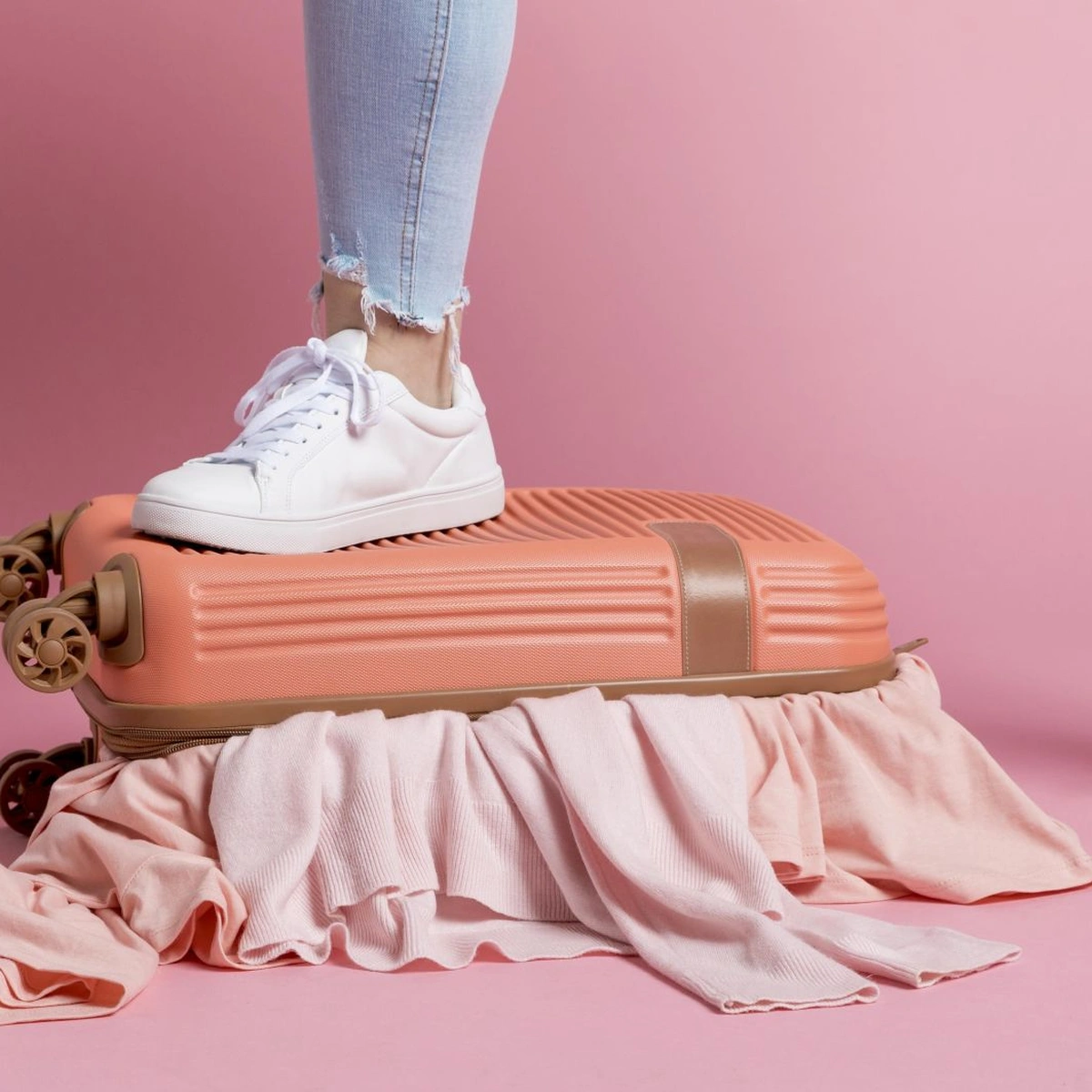 Koffer - inpakken - proppen - vakantie - ruimte - schoenen - bagage - header Freepik