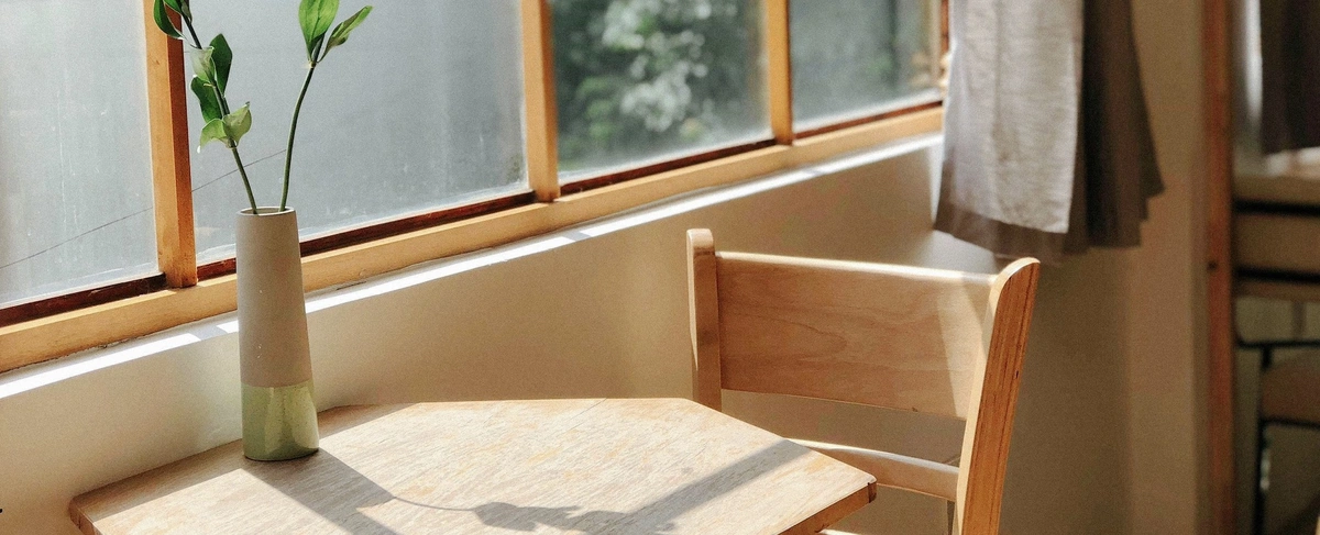 Header - Unsplash - interieur - japandi - japan - hout - tafel - stoel