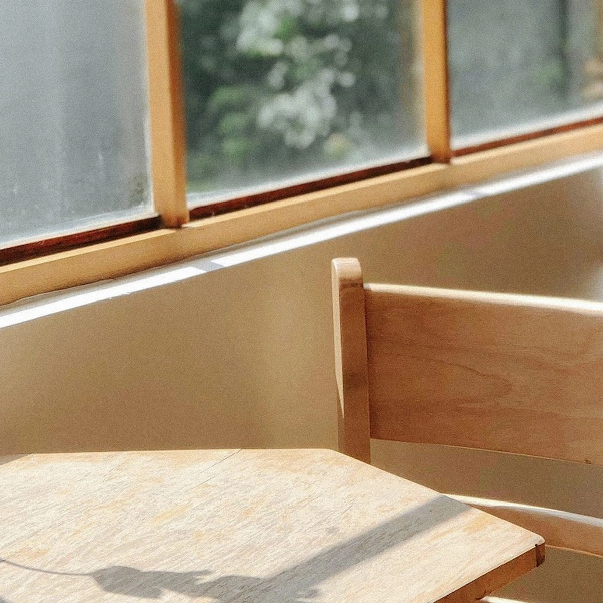 Header - Unsplash - interieur - japandi - japan - hout - tafel - stoel