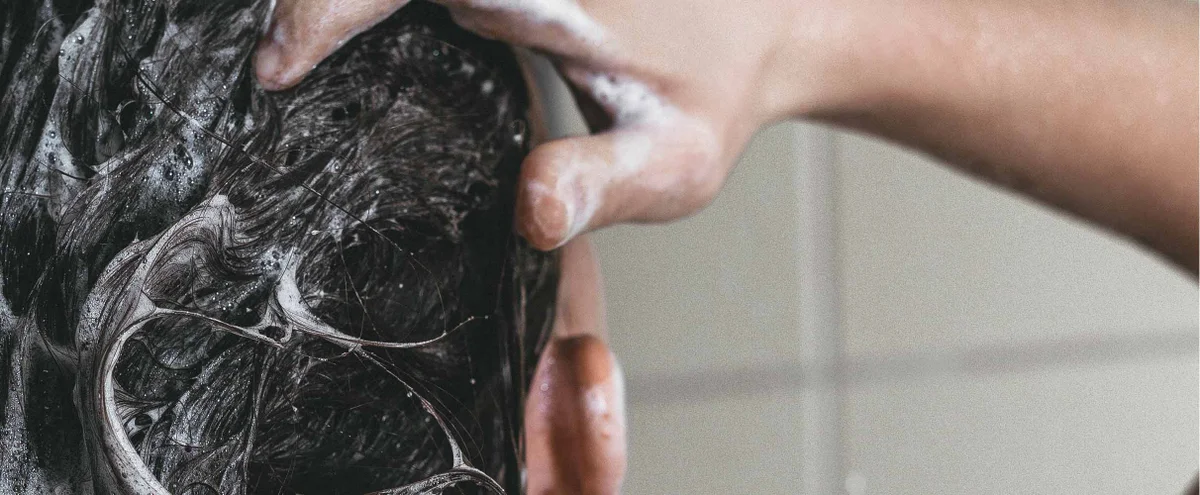 hero - shampoo - haren wassen - douche - unsplash