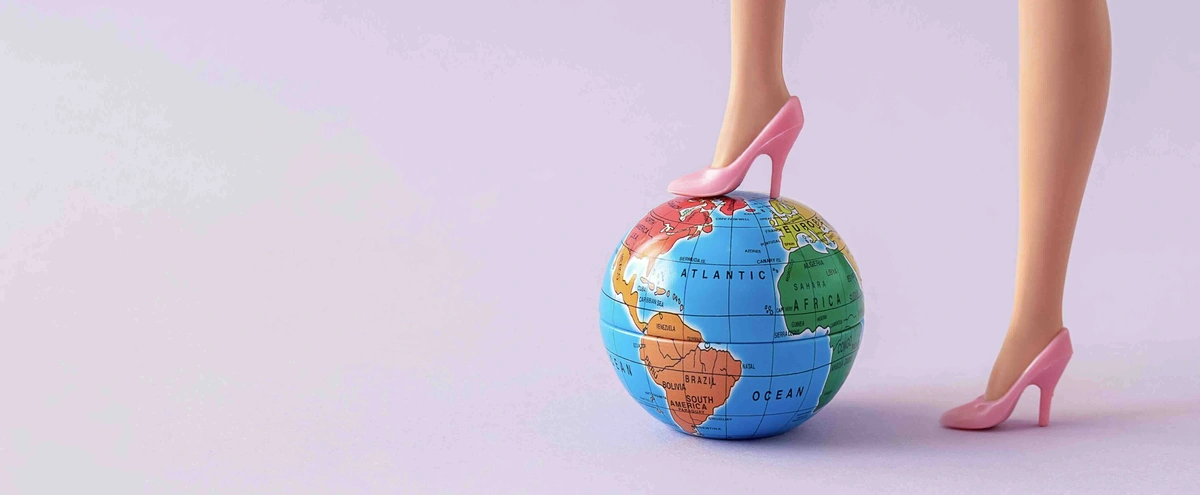 Header - Shutterstock - wereldbol - wereld - planeet - hak - vrouw - feminisme - vrouwenrechten