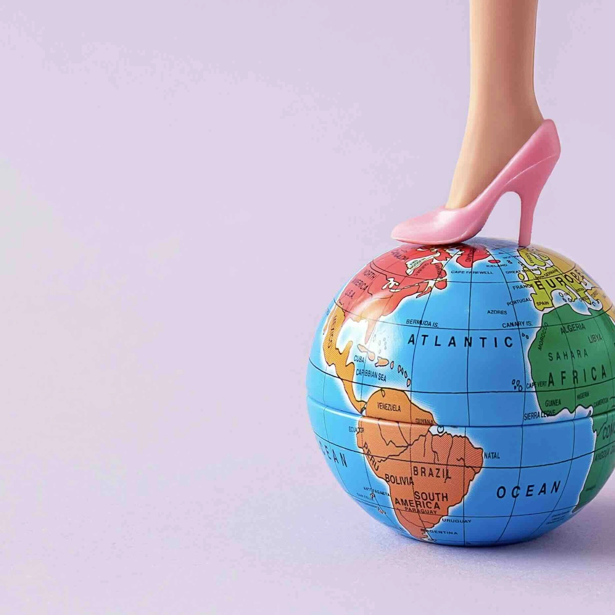 Header - Shutterstock - wereldbol - wereld - planeet - hak - vrouw - feminisme - vrouwenrechten