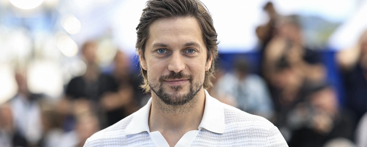 Als je nog niet verliefd was op Lucas Bravo, ben je dat na deze romantische actie wel