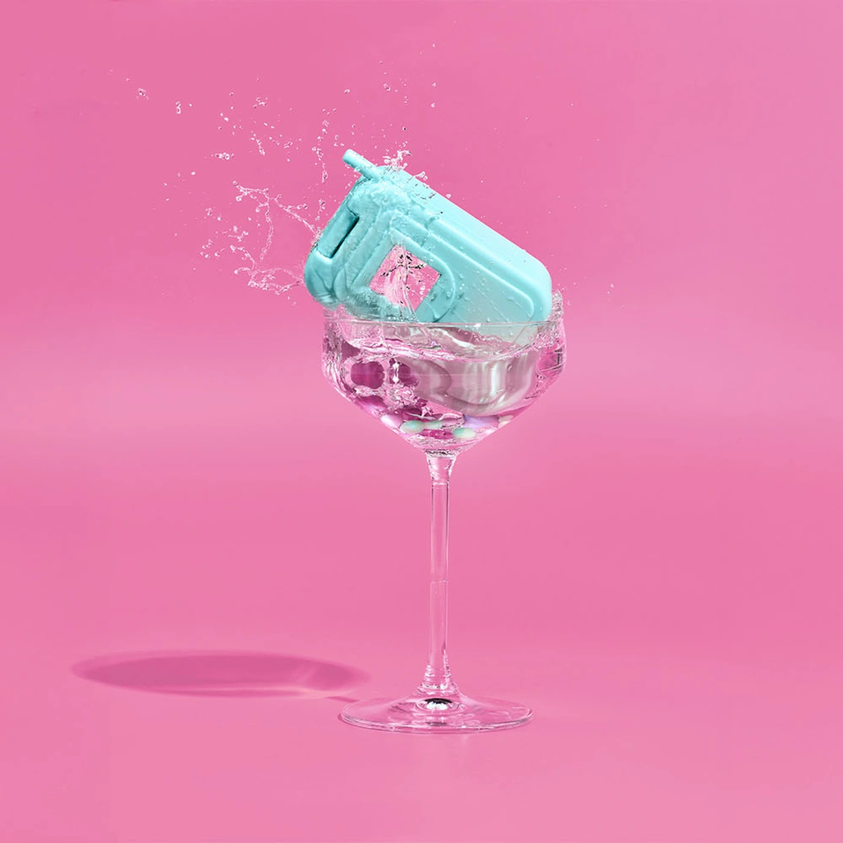 Editie 10 - Stills - B&M verhaal 4 Mama - Roze - Glas - Drank - Telefoon - Fotografie Tom ten Seldam - Styling Cheri van Rijn - Header